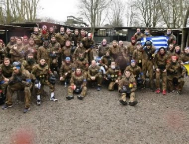 «Μάχιμοι» Παπασταθόπουλος και Μαυροπάνος πήγαν για paintball με την ελληνική σημαία!